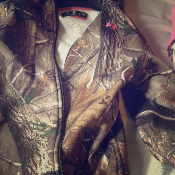 Under armor realtree camoflage zip-up sweatshirt.