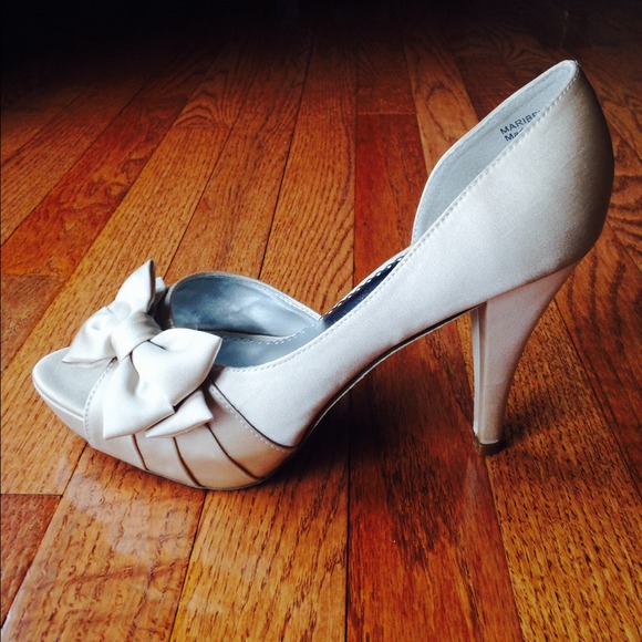 Champaign high heels size 7.5 fits more like an 8.