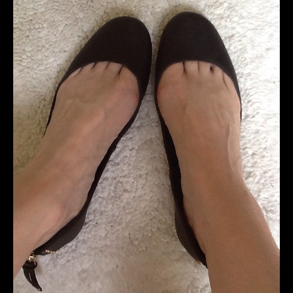 Like new black Steve Madden flats w/ zip on back.
