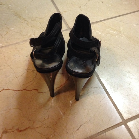Black heels - Picture 2 of 3