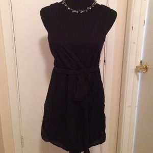 Black sleeveless top./jacket