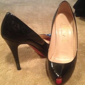 😿 sold!!! Authentic Christian Louboutin 😍