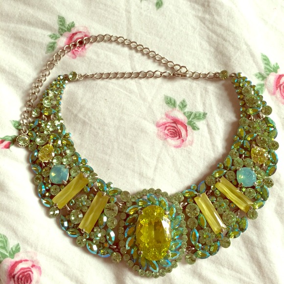 ❗️SALE❗️Green Jeweled Necklace