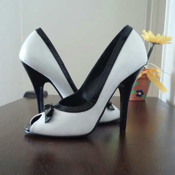 ❌❌ SOLD ❌❌  White and black peep toe pumps