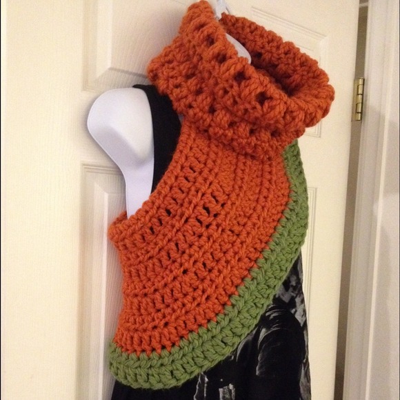 Crochet handmade cowl wrap - Picture 4 of 4