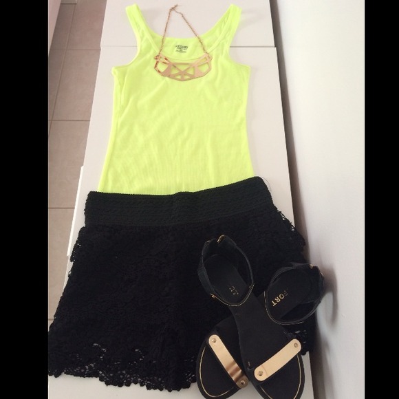 ️SOLD ❌✨Crochet Lace Layered Shorts ✨ - Picture 2 of 4