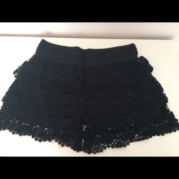 ️SOLD ❌✨Crochet Lace Layered Shorts ✨ - Picture 3 of 4