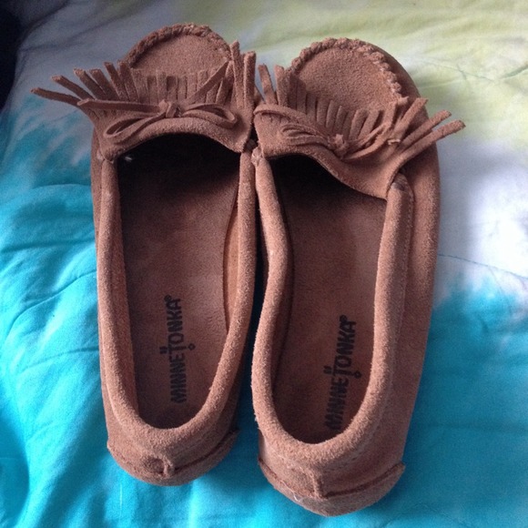 LIGHT TAN MINNETONKA DRESS SHOES