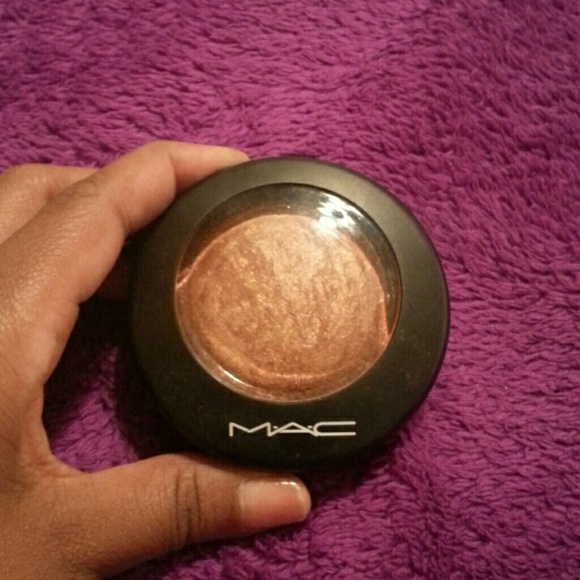 M.A.C. Skinfinish powder