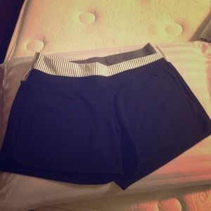 lululemon black astro shorts sz 8..only worn once.