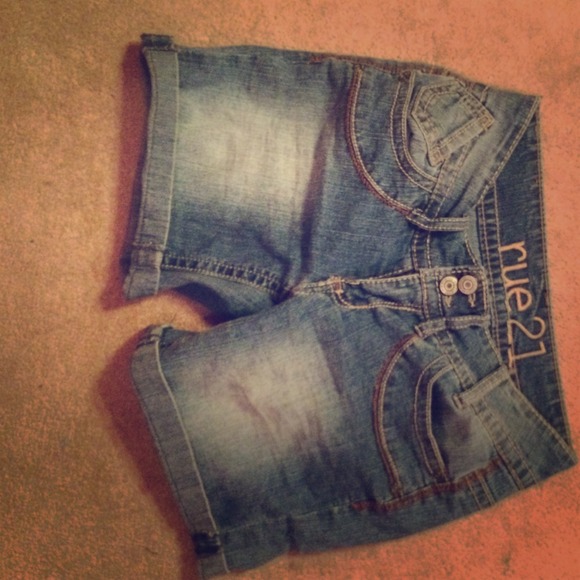Mid thigh shorts. - Picture 1 of 2