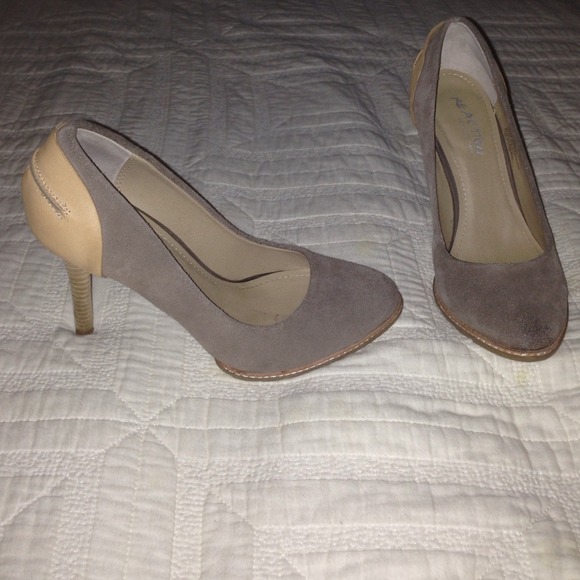Kenneth Cole Reaction Gray Pumps