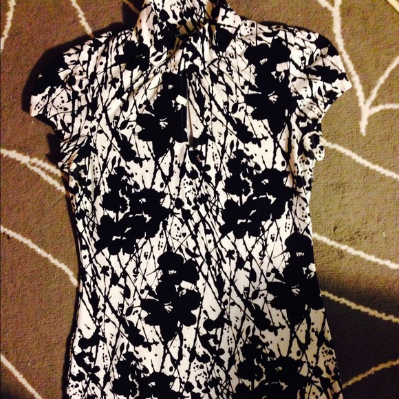 Mock neck short sleeve top.