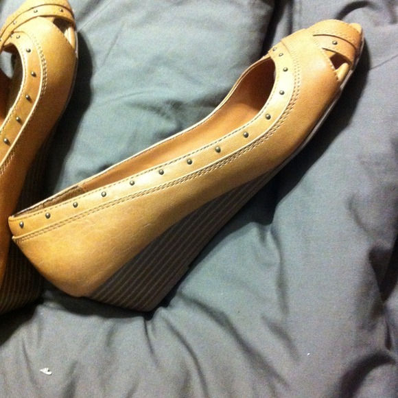 Tan wedge open toed shoes - Picture 2 of 2