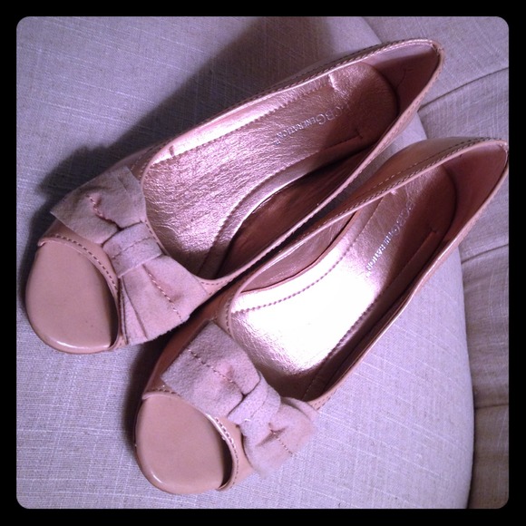 🎀 BCBG "Tedolie" Peep Toe Wedges 🎀