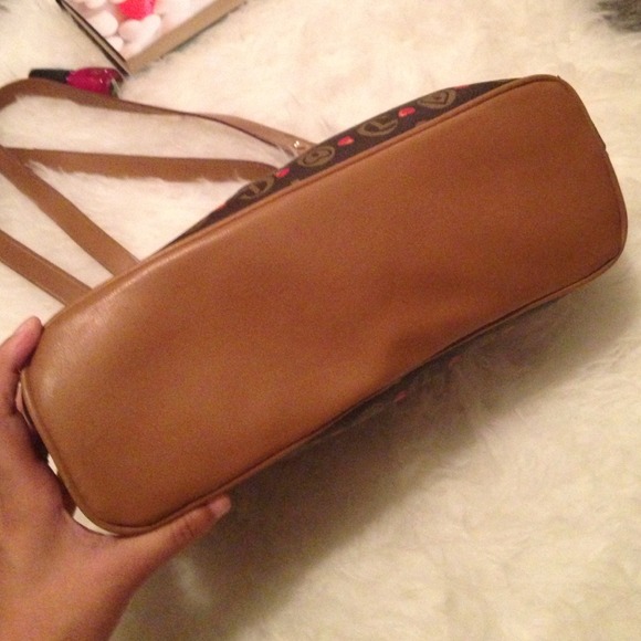 CL America Logo Purse w/ lock and key design - Picture 3 of 4