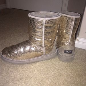 SHORT SILVER SPARKLE UGGS