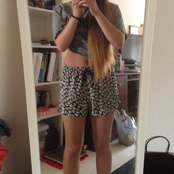 Brandy Melville Eve shorts - Picture 2 of 3