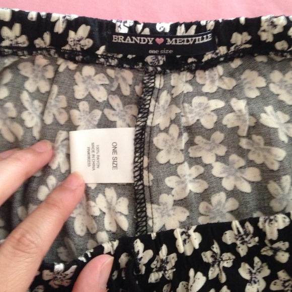 Brandy Melville Eve shorts - Picture 3 of 3
