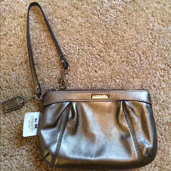 (NWT) Coach med-sized wristlet