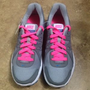 ✨ON HOLD FOR @STEPHY213✨ NEW NIKE REVOLUTION 2