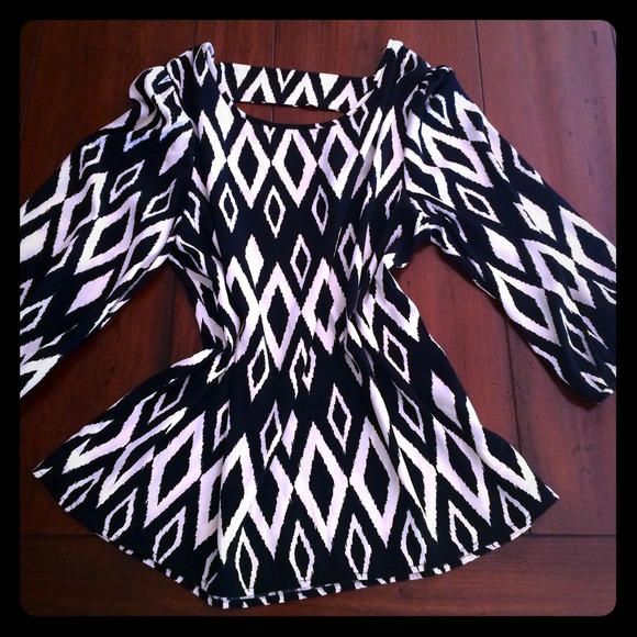 🚫SOLD🚫Black and white printed 3/4 sleeved blouse