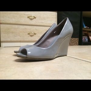 Old Navy Gray Patent leather wedges!!