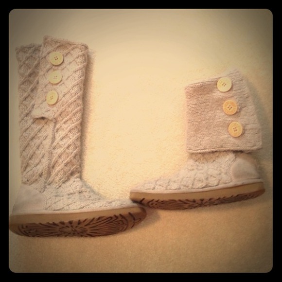 ❌SOLD IN BUNDLE❌ Lattice Cardy UGG Boots 👢👢 - Picture 1 of 5