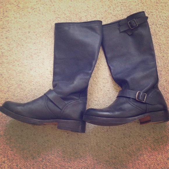 Black size 8 Steve Madden boots.