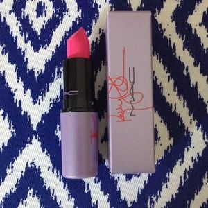 LE Kelly Osbourne Kelly yum-yum lipstick
