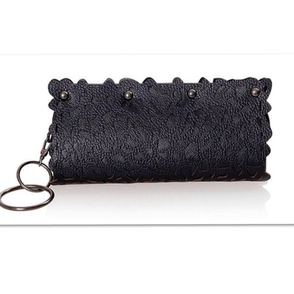 Handbags - 🎉9/8 HP🎉Unique Black Laser Cut Clutch