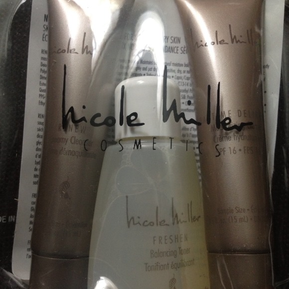 *****SALE*****Nicole Miller Cosmetics Gift Set - Picture 2 of 2