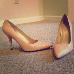 Nude pumps