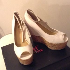 Very cute wedges sandal!!