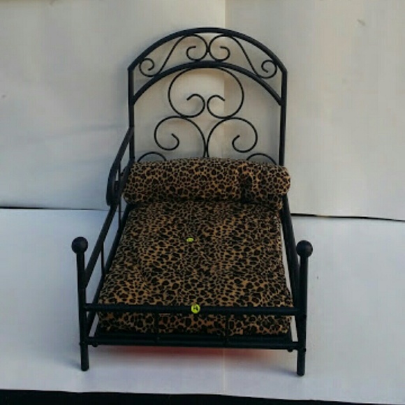 Wrought iron pet bed