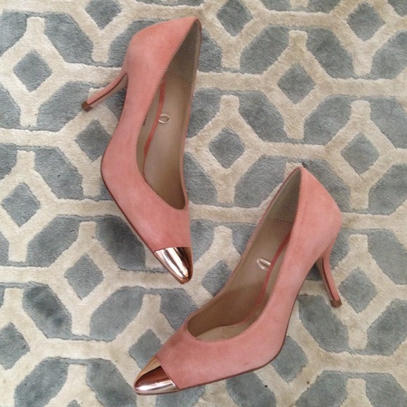 ✖️SOLD✖️ Pink Suede Gold Toe Zara Pumps - Picture 2 of 4