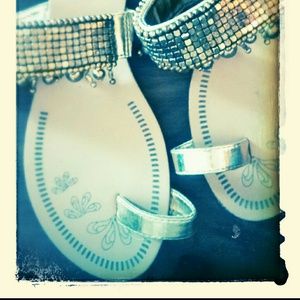 Gold toe ring "bamboo"  brand sandals. Size 7.