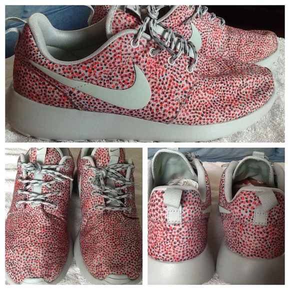 Nike Shoes - Nike Roshrun