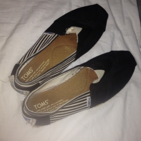 Black n white striped TOMS!!!