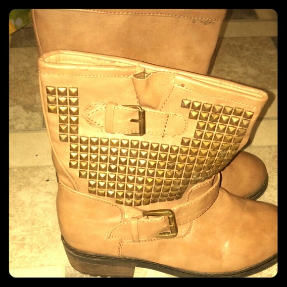 Studded. Beige ankle boots