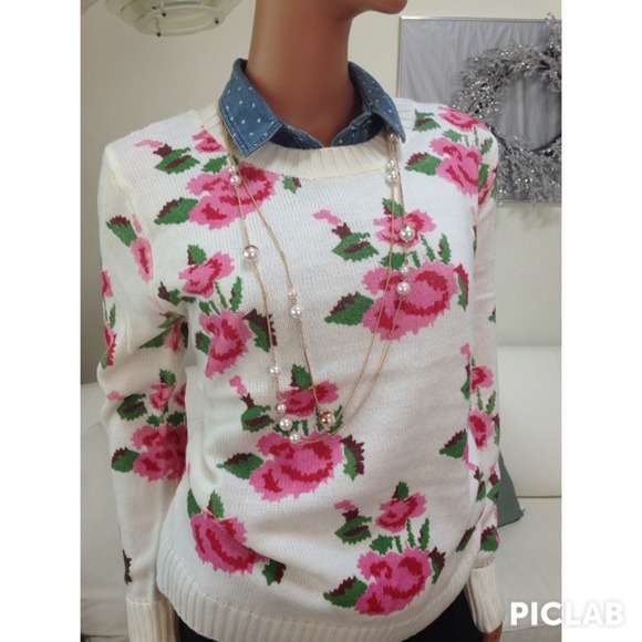ilove Sweaters - 🎉 HP 8/15 🎉Cream rose garden sweater