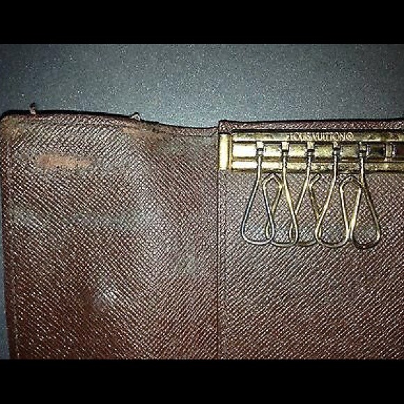 SOLD 100% Authentic Louis Vuitton Key Holder - Picture 4 of 4