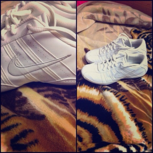 ♦️Traded♦️ White Nike Shoes!