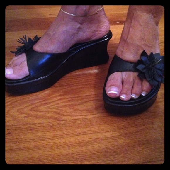 Athena Alexander black flower heel !