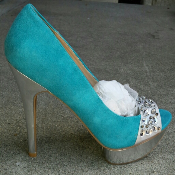**SOLD** Stunning Turquoise heels