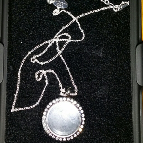 Origami owl medium locket with chain.