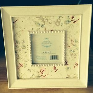 Good condition shabby chic picture frame!!