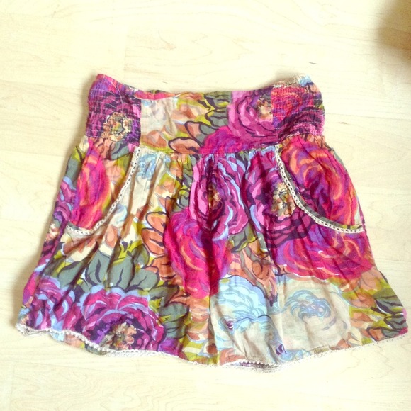 Small floral summer skirt with pockets