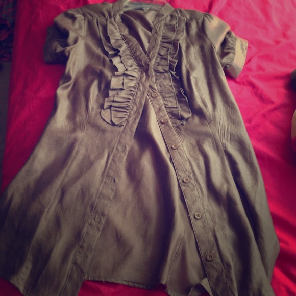 Brown short sleeve top with buttons