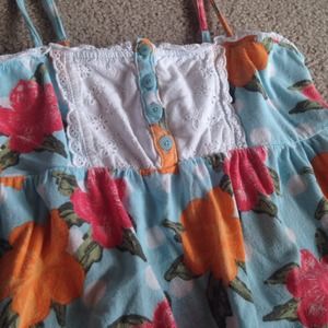 Floral tank top with lace and buttons.